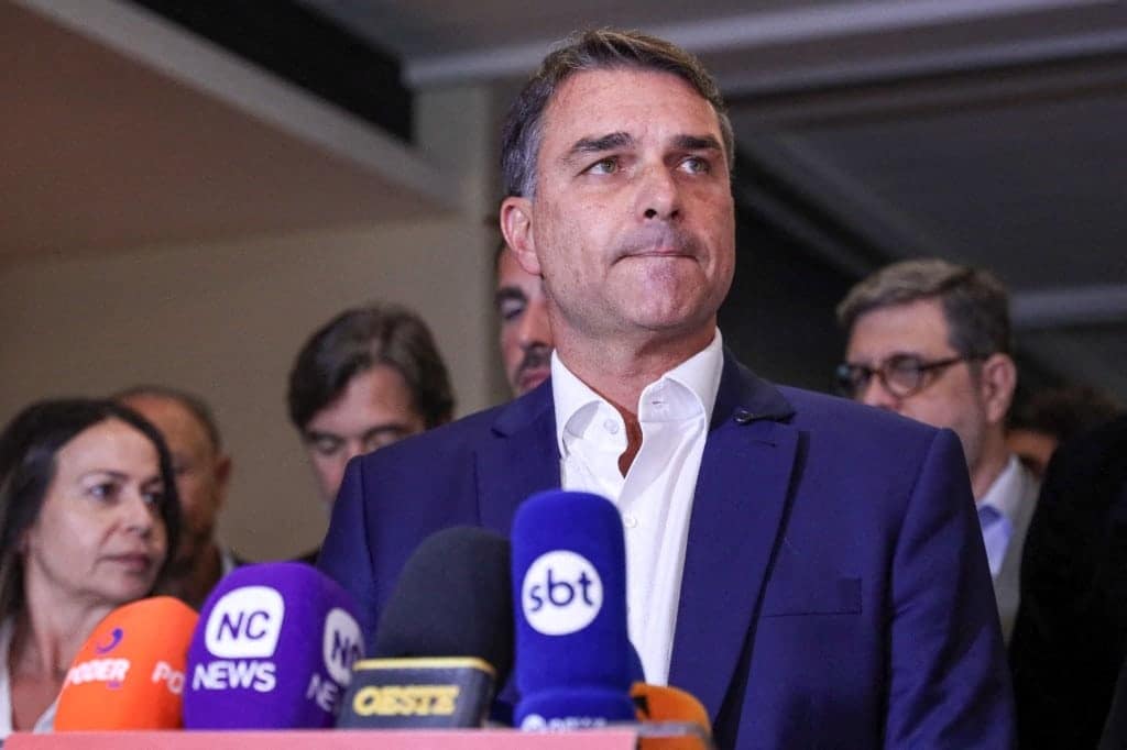 Flávio Bolsonaro cobra em live voto de Cármen Lúcia contra Alexandre de Moraes