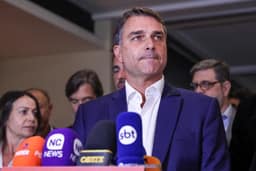 “Vai ficar muito ruim”: Flávio Bolsonaro tenta pressionar Cármen Lúcia a votar contra Moraes