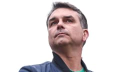 Flávio Bolsonaro é alvo de panelaço durante entrevista à Globo