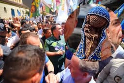 Flávio ergue Nossa Senhora “deformada” sob pressão de apoiadora: “Gravem”