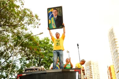 Jair Bolsonaro pede ao STF fim da suspensão de 90 dias às visitas de Flávio