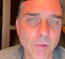 Em discurso golpista, Flávio quebra silêncio após fuga para os EUA