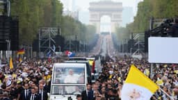 Papa Leão XIV reúne fiéis do mundo inteiro em missa gigante em Paris