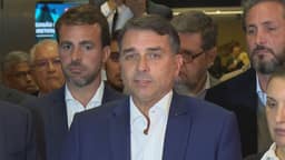 'Vocês vão parar no tempo? Não sou eu que tenho que prestar conta, é o Lula', diz Flávio Bolsonaro sobre contas do filme 'Dark Horse'