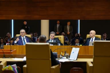 Flávio Dino derruba liminar de André Mendonça e amplia crise entre STF e TSE
