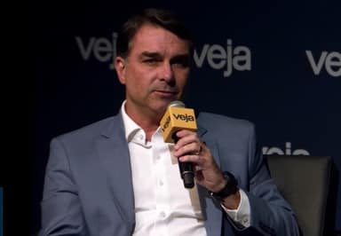 Em queda nas pesquisas, Flávio Bolsonaro sai em defesa do Bolsa Família