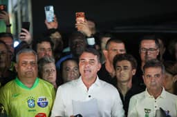 PL de Flávio Bolsonaro deve ficar isolado no pedido para anular a eleição