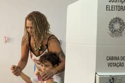 Áurea Carolina (PSOL) vota em Belo Horizonte