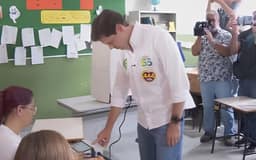 Daniel Vilela (MDB) vota em Goiânia e fala em 'projeto de continuidade do trabalho' de Caiado para Goiás
