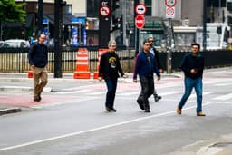 Zema estende painel em prédio na Avenida Paulista com boneco de Moraes preso