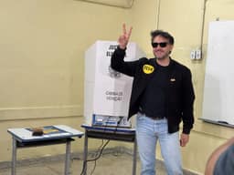 Renan Santos chega para votar em escola da Zona Sul de São Paulo