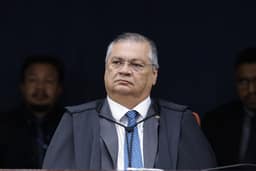 Flávio Bolsonaro pede ao STF que Dino seja afastado de casos envolvendo ele, Lula e eleições
