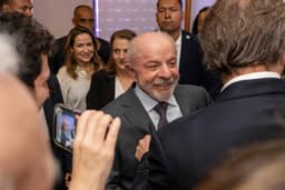 Lula promete estabilidade econômica em evento com empresários e diz que eleição põe em jogo democracia ou 'barbárie'