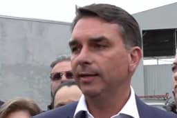 Flávio Bolsonaro visita ex-assessor do pai preso no Paraná e chama Moraes de 'laranja podre' no STF