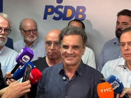 Aécio Neves volta atrás e lança candidatura ao Senado em MG