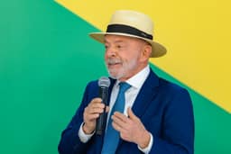 Lula classifica como 'irresponsável' decisão dos EUA de revogar visto da embaixadora do Brasil