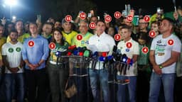 Flávio Bolsonaro: veja quem estava junto ao candidato derrotado em discurso após apuração