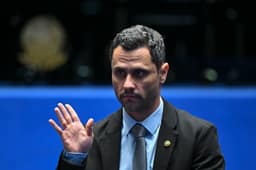 De líder nas pesquisas a impasse com partido: entenda o vai e vem de Cleitinho na disputa por MG