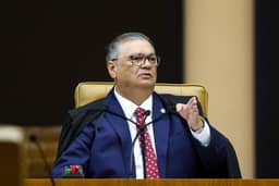 Dino manda PF investigar suposto financiamento estrangeiro na campanha de Flávio Bolsonaro