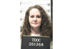 Christa Pike sobrevive a duas injeções letais; Tennessee, nos EUA, suspende execuções