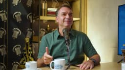 'Posso considerar uma espécie de facada essa fake news em mim', diz Flávio Bolsonaro em podcast católico