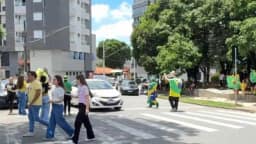 Apoiadores de Flávio Bolsonaro fazem carreata e motociata pelos bairros de Divinópolis