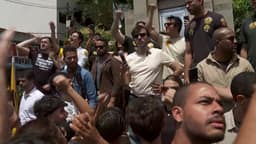 Renan Santos critica Flávio Bolsonaro em Franca, SP, e diz que tarifaço destrói polo calçadista