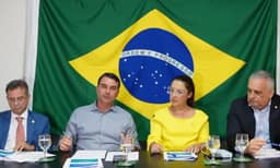 Flávio Bolsonaro faz live com aliados e apresenta plano com 'tesouraço' de gastos e limites para decisões do STF