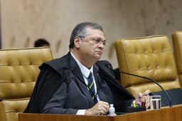 Defesa de Flávio Bolsonaro tentou quatro vezes redirecionar de Dino para Mendonça investigação sobre 'Dark Horse'