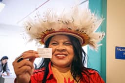 Sônia Guajajara é reeleita deputada federal; ela foi a 1ª mulher indígena eleita por SP para a Câmara
