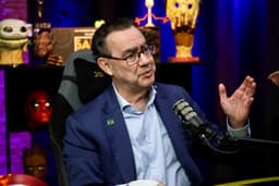 Augusto Cury diz que Flávio Bolsonaro 'não é tanto de direita' e o situa 'até para a esquerda'