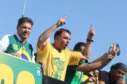 Flávio Bolsonaro diz que vai ao debate da Globo e desafia Lula a participar do embate antes do 1º turno; vídeo