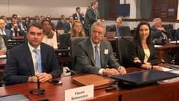 Tarifaço: Flávio Bolsonaro não trata de etanol e de desmatamento em audiência, alvos de crítica dos EUA