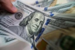 Ibovespa fecha em queda após eleições e à espera do Fed; dólar recua a R$ 5,35
