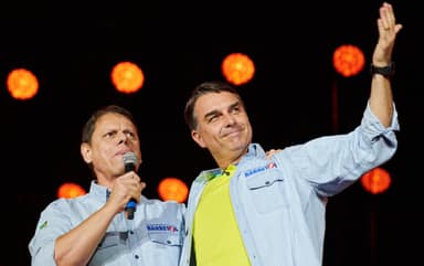 Flávio Bolsonaro conta com Tarcísio em SP e avanço no Nordeste para vencer no segundo turno