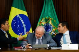 Lula cobra votação da PEC do fim da 6x1 no Senado e culpa oposição liderada por Flávio por atraso