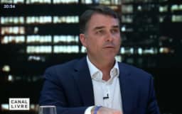 Campanha de Flávio admite 'erro' em currículo de senador que citava especialização em universidade federal