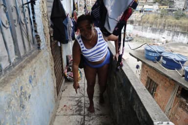 Operações policiais no Rio deixam fonoaudióloga e menino feridos