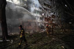 Ataque russo atinge usina elétrica e deixa dois mortos em Kiev, e Zelensky reclama de falta de alertas de aliados