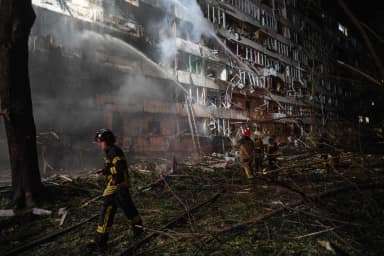 Míssil russo atinge termelétrica em Kiev e Zelensky cobra alertas dos aliados