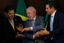 Centrão se reaproxima de Lula, e Alcolumbre, Motta e Lira evitam Flávio durante eleição