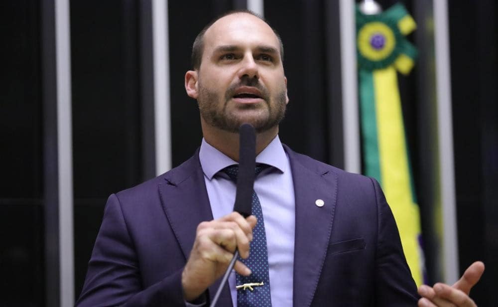 Eduardo Bolsonaro perde cargo na Polícia Federal após 30 dias de faltas