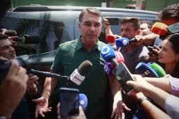 Flávio fez transações financeiras incompatíveis com a renda, movimentou R$ 1,3 milhão em três meses e usou repasse de escritório de advocacia para quitar mansão, diz Coaf