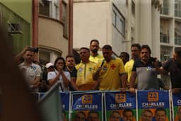 Flávio faz comício em Juiz de Fora no local onde Jair Bolsonaro foi esfaqueado em 2018