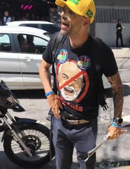 Deputado bolsonarista exibe arma após reclamar de música contra Flávio em comitê de candidato do PSOL no Rio