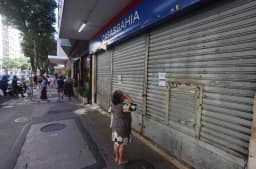Demitidos da Casas Bahia podem receber menos do que têm direito; entenda como fica o pagamento