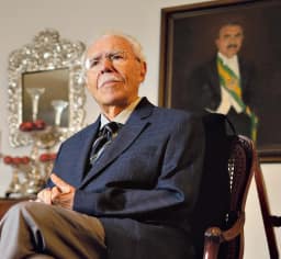 Ex-presidente José Sarney recebe alta após tratar pneumonia
