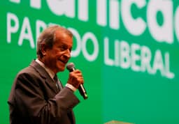 Valdemar faz reunião de emergência no PL após possível saída de Flávio do país