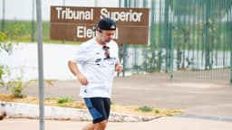 Wilson Grassi cumpre promessa, corre 42 km ao redor do TSE e tem campanha liberada por Toffoli
