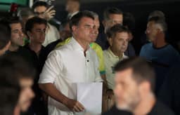 Flávio Bolsonaro saiu do Brasil? Entenda o que se sabe sobre possível ida de senador para a Argentina